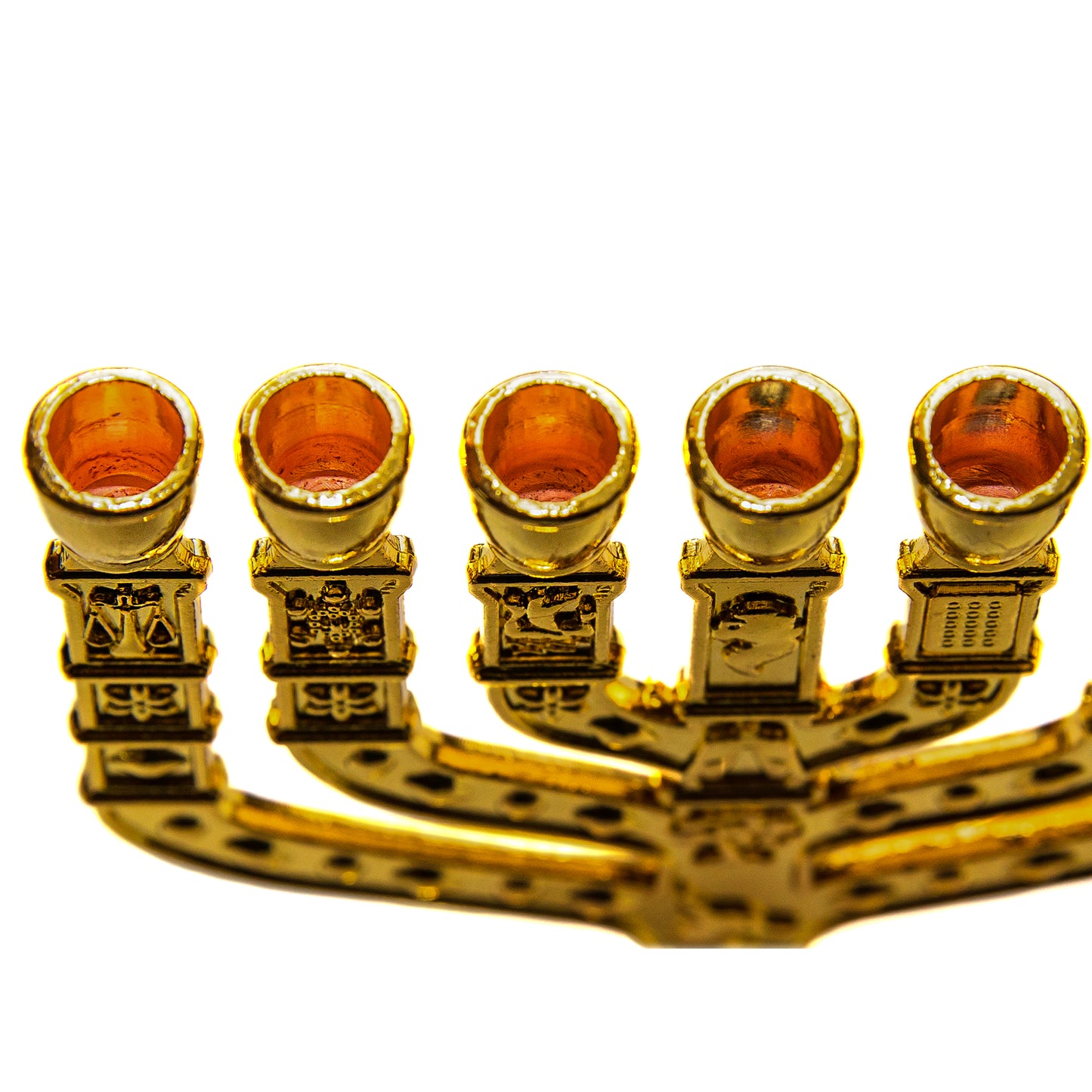 eine klassische siebenarmige Menora in einer schönen Goldfarbe. 12 cm Höhe