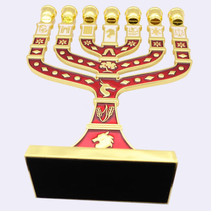 Eine große weiß-rote Menora mit einer Länge von 27,5 Zentimetern