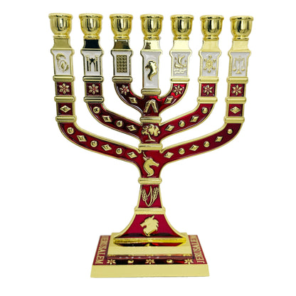 Eine große weiß-rote Menora mit einer Länge von 27,5 Zentimetern