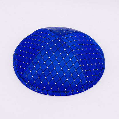 Eine edle Kippa, blau kariert, mit silbernen Knoten, für Erwachsene, ⌀ 15cm.