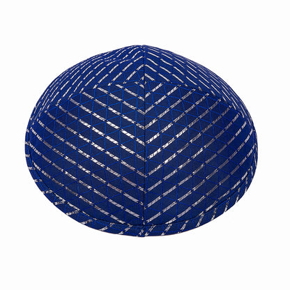 Eine edle Kippa, blau kariert “Mazal Tov”, für Erwachsene, ⌀ 15cm.