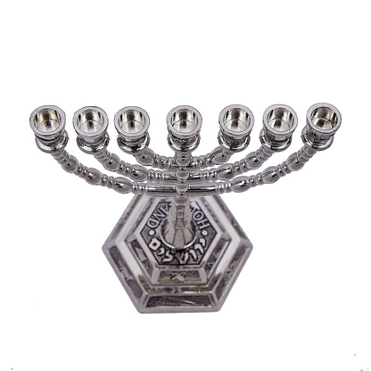 Menora "Zwölf Stämme Israels" aus Messing. Höhe × Breite - 13 cm × 13 cm