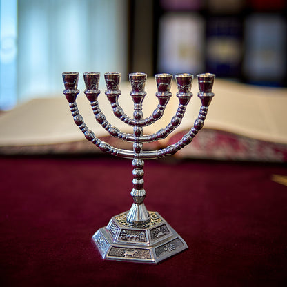 Menora "Zwölf Stämme Israels" aus Messing. Höhe × Breite - 13 cm × 13 cm