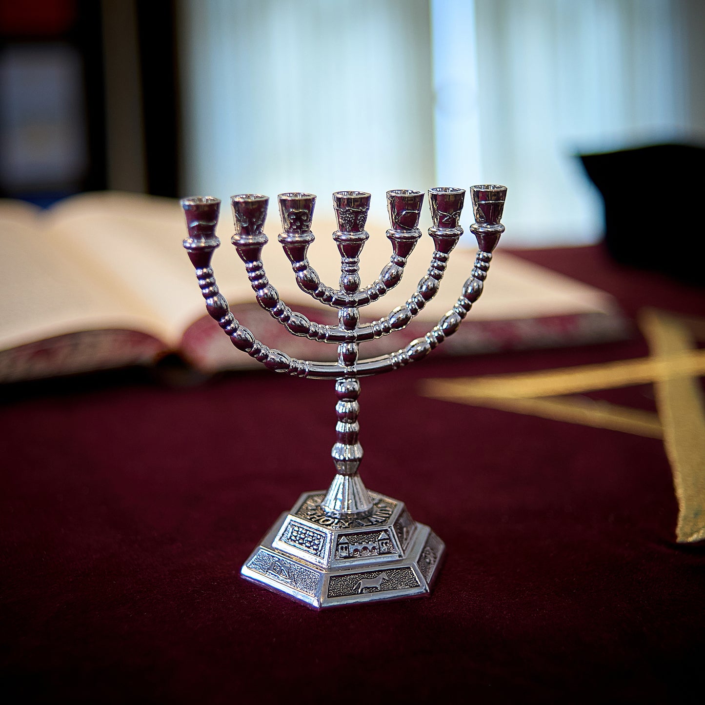 Menora - Zwölf Stämme Israels - Siebenarmiger Leuchter aus Messing in Silber. Höhe × Breite - 13 cm × 13 cm