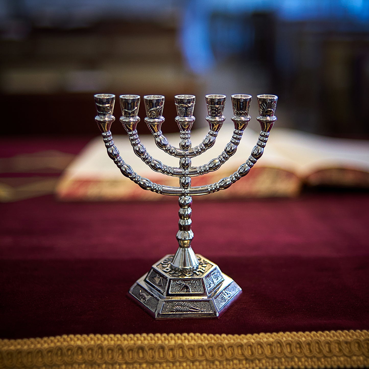 Menora - Zwölf Stämme Israels - Siebenarmiger Leuchter aus Messing in Silber. Höhe × Breite - 13 cm × 13 cm